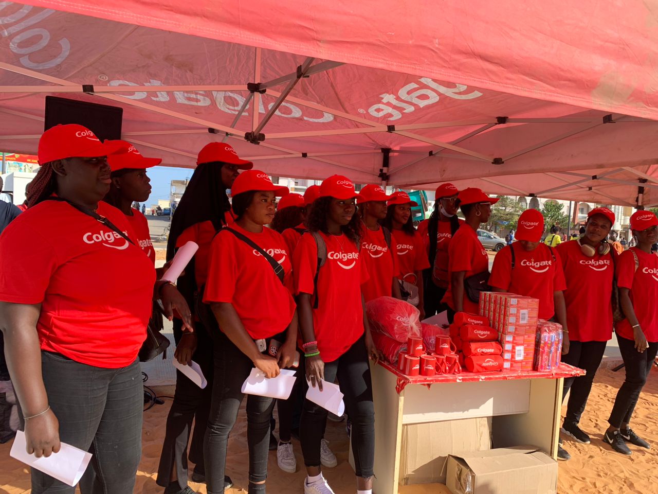 Équipe d'hôtesses Boomerang en activation Colgate