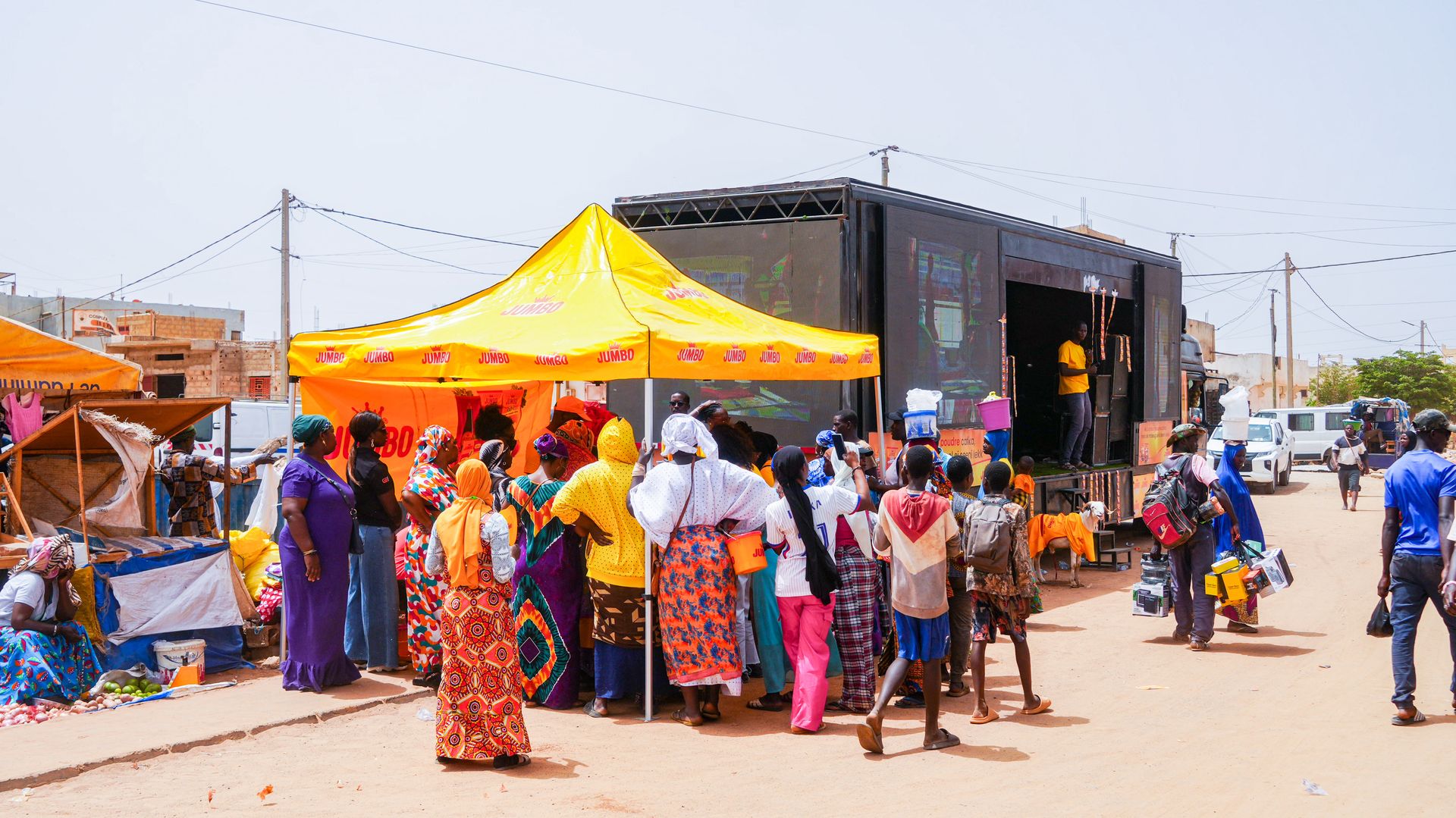 Village de marque Boomerang avec foule de consommateurs